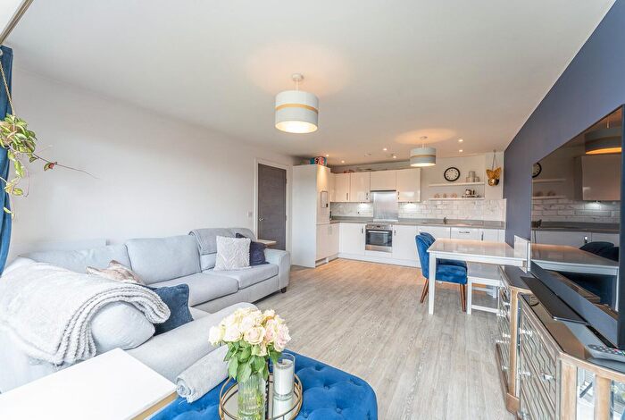 2 Bedroom Flat To Rent In Holmesley Road, Borehamwood, WD6