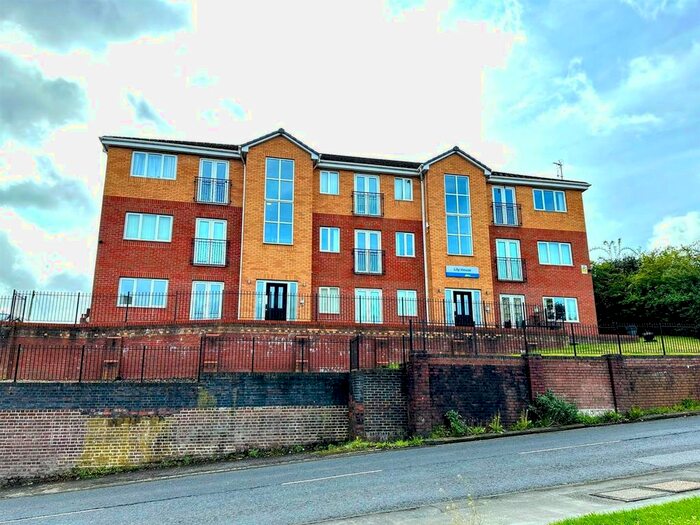 2 Bedroom Flat To Rent In Hollyberry Close, Halesowen, B63