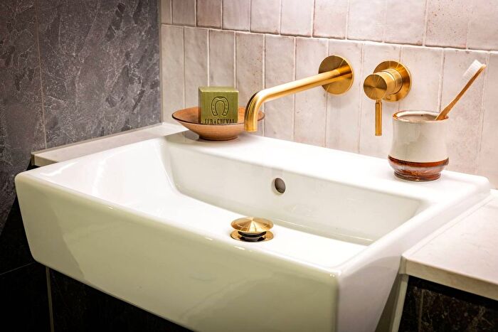 3 Bedroom Flat To Rent In The Draper, Colindale, London, NW9