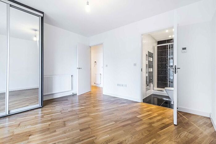 3 Bedroom Flat To Rent In Lakeside Drive, Park Royal, London, NW10