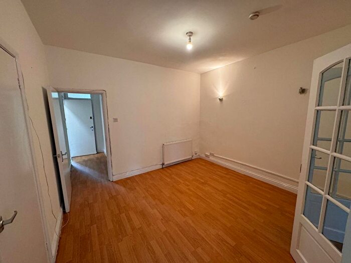 2 Bedroom Flat For Sale In Valentines Road, Ilford, Essex, IG1