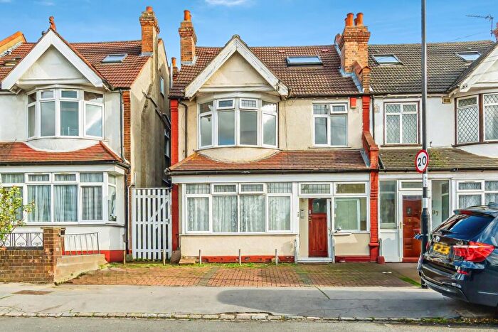 2 Bedroom Flat For Sale In Galpins Road, Thornton Heath, CR7