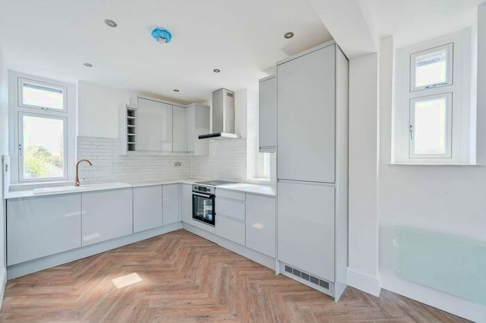 2 Bedroom Flat To Rent In Crown Lane, Streatham Common, London, SW16