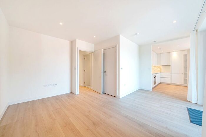 2 Bedroom Flat To Rent In Voss Court, London, SW16