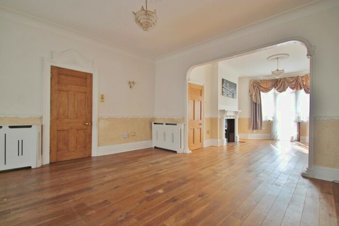 4 Bedroom End Of Terrace House To Rent In Cambridge Road, Seven Kings, IG3