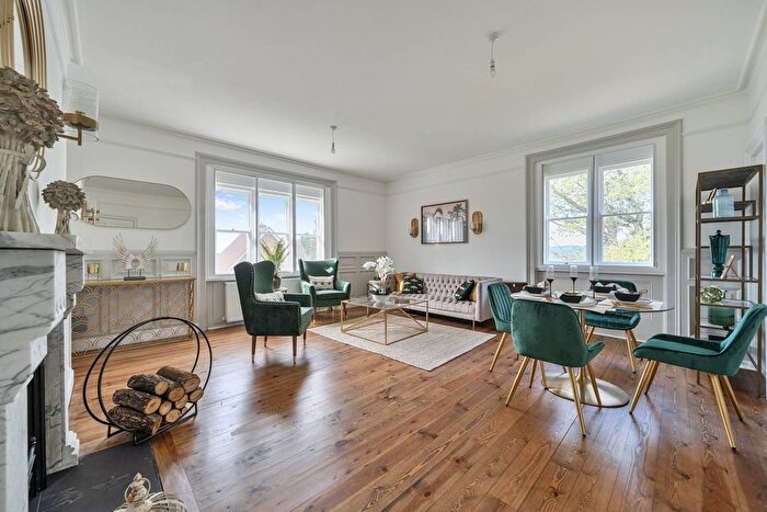 3 Bedroom Flat For Sale In Oakley Gardens, Redhill, Merstham, RH1
