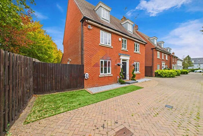 5 Bedroom Detached House For Sale In Loveden Way Dunmow, CM6