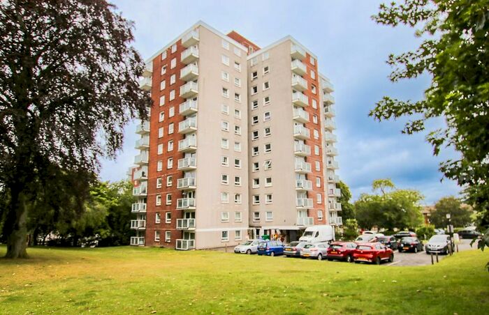 2 Bedroom Flat To Rent In Basinghall Gardens, Sutton, SM2