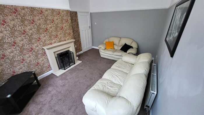 4 Bedroom House To Rent In Crescent Road, Oldham, OL9