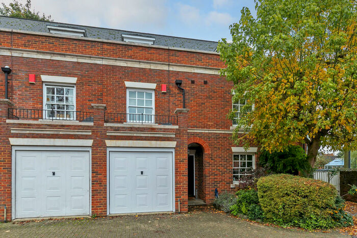 3 Bedroom Town House To Rent In Parchment Street, Winchester, SO23