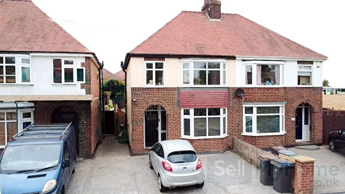 3 Bedroom Semi-Detached House For Sale In Glenfield Avenue, Nuneaton, Warwickshire, CV10