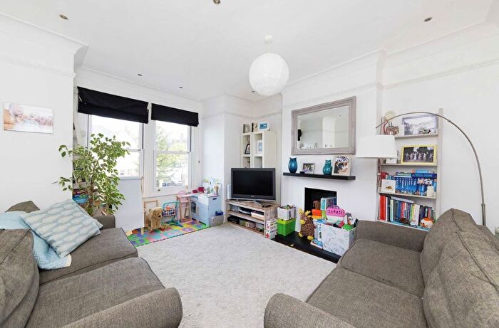 3 Bedroom Flat To Rent In Telford Avenue, Balham, SW2