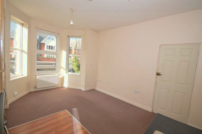 1 Bedroom Flat To Rent In Bitterne Road West, Southampton, Hampshire, SO18