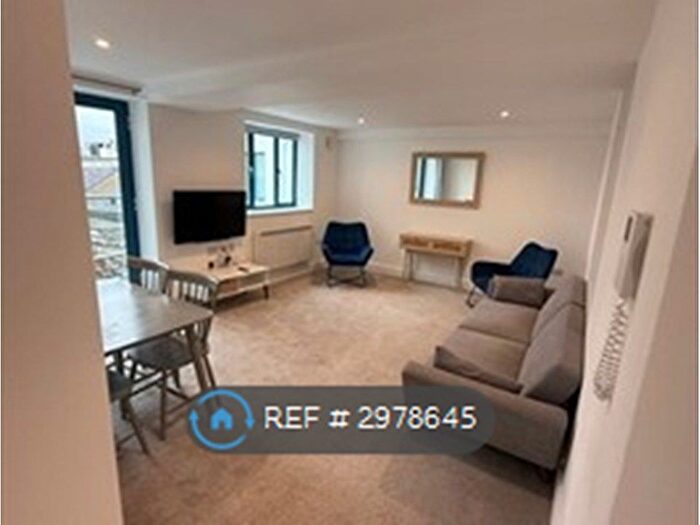 2 Bedroom Flat To Rent In Queens Quay, Torquay, TQ1