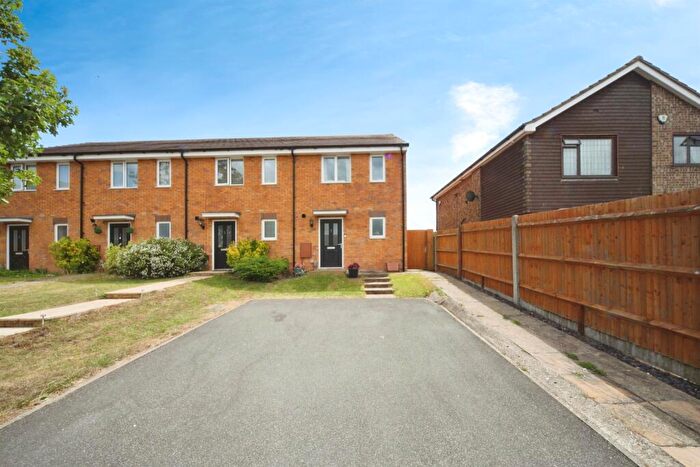 2 Bedroom End Of Terrace House For Sale In Dray Gardens, Luton, LU3