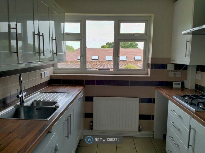 2 Bedroom Maisonette To Rent In Grove Court, East Molesey, KT8