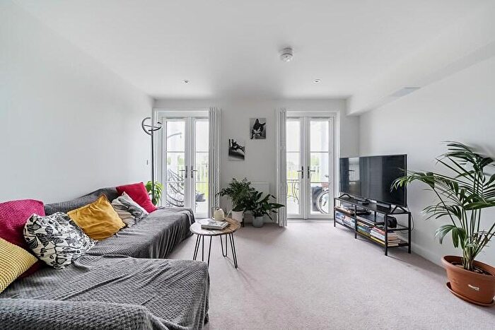 1 Bedroom Flat For Sale In Richmond House, Worcester Park, Sutton, KT4