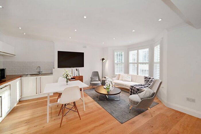 2 Bedroom Flat To Rent In Cambridge Gardens, London, W10