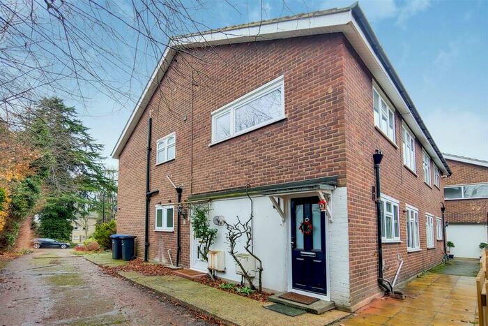 2 Bedroom Maisonette To Rent In Hermitage Close, Enfield, EN2