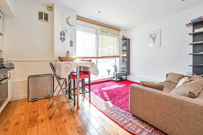 1 Bedroom Flat To Rent In Gilbert Road, Elephant And Castle, London, SE11