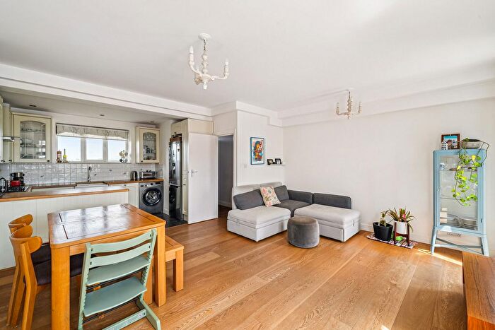 2 Bedroom Flat To Rent In Upper Richmond Road, Putney, SW15