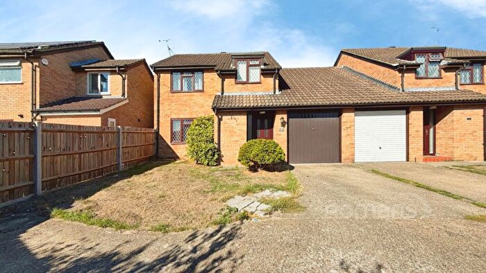 4 Bedroom Link Detached House For Sale In Old Brickfield Road, Aldershot, Hampshire, GU11