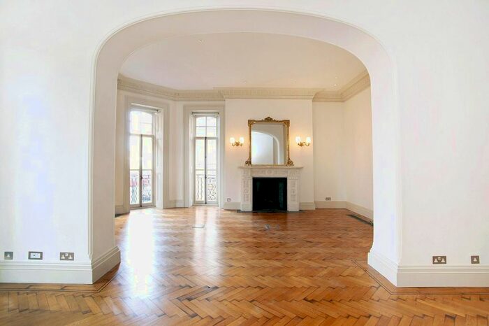 4 Bedroom Flat To Rent In Albert Hall Mansions, Kensington Gore, South Kensington, London, SW7