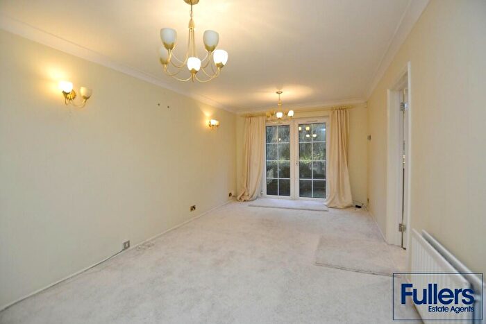 1 Bedroom Flat For Sale In Cunard Crescent, London, N21