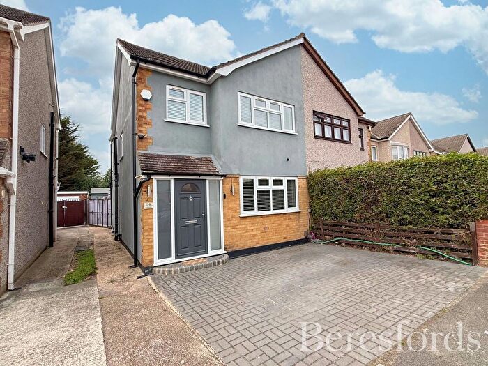 3 Bedroom Semi-Detached House For Sale In Lakeside, Rainham, RM13