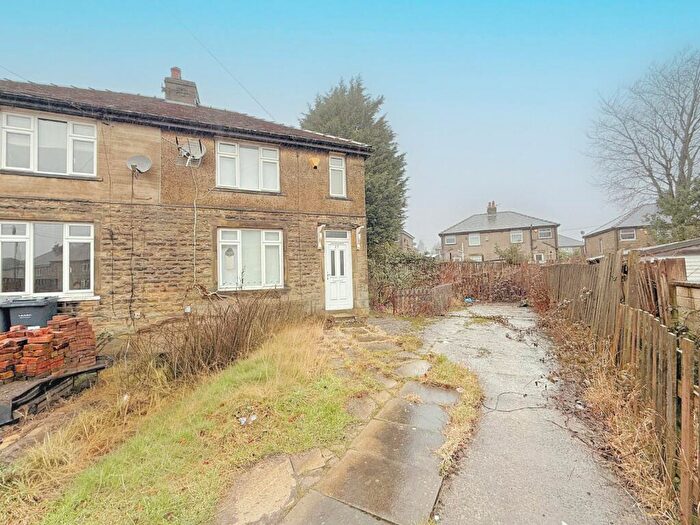 3 Bedroom Semi-Detached House For Sale In Torre Grove, Bradford, BD6