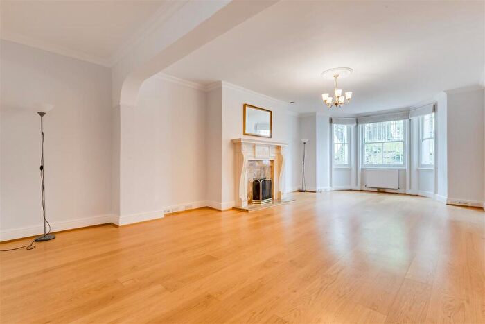 3 Bedroom Flat To Rent In Redcliffe Gardens, Chelsea, SW10