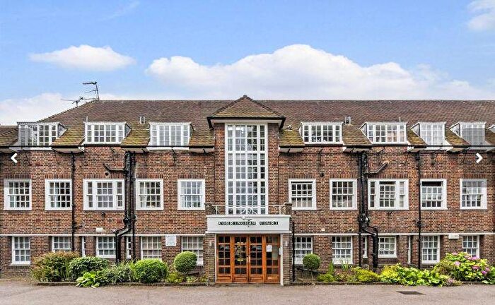 3 Bedroom Flat To Rent In Corringham Road, Hampstead Garden, London, NW11