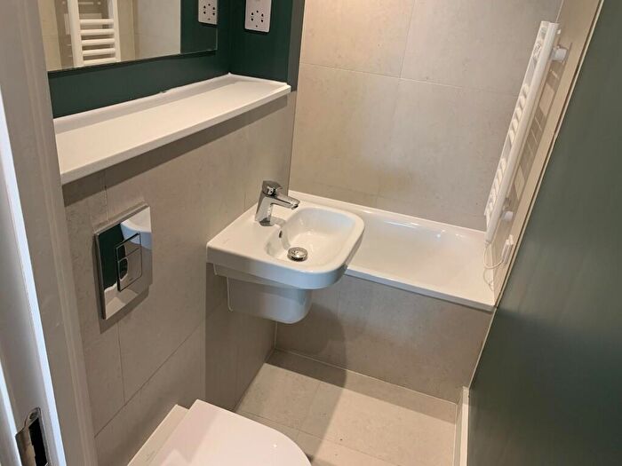 2 Bedroom Duplex To Rent In Spinners Way, Manchester, Greater Manchester, [aVE], M15