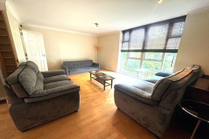 3 Bedroom Flat To Rent In Hartlepool Court, E16