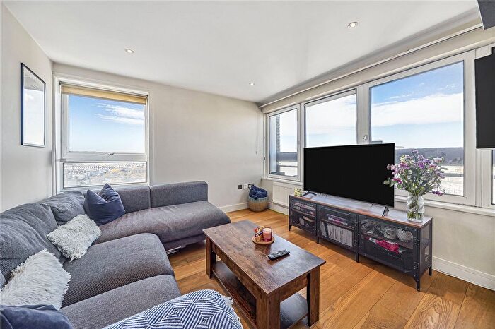 2 Bedroom Flat For Sale In Wandsworth Road, London, SW8