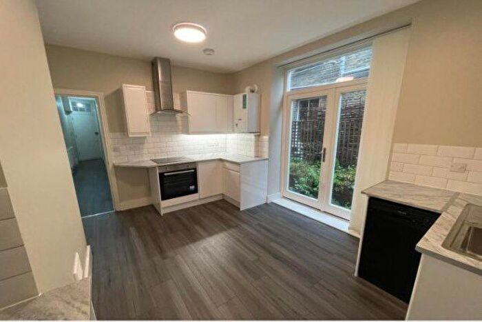 2 Bedroom Flat To Rent In Queenstown Road, London, SW8