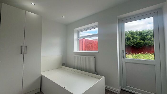 Studio To Rent In Hunters Grove, Hayes, UB3
