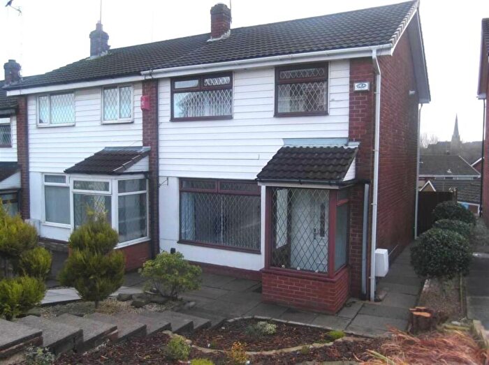 3 Bedroom Town House To Rent In Newtondale Avenue, Royton, OL2