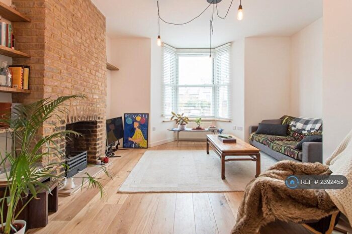 3 Bedroom Flat To Rent In Barretts Grove, London, N16