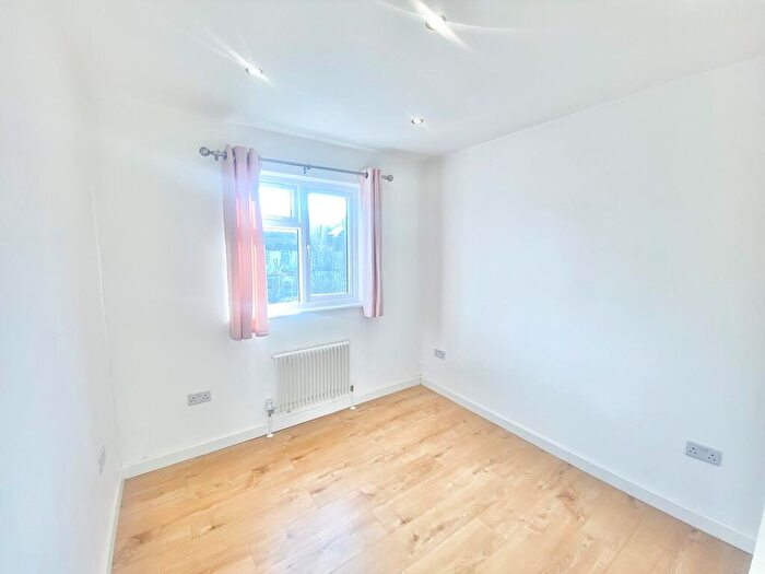 1 Bedroom Apartment To Rent In Watford Way, NW4