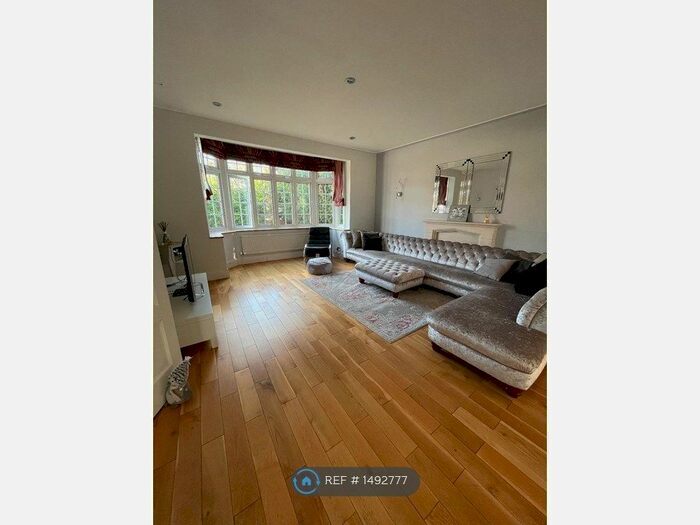 3 Bedroom Detached House To Rent In Grove Park Road, London, SE9