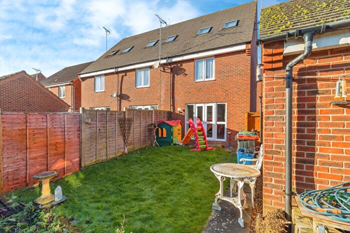 3 Bedroom End Of Terrace House For Sale In Cheviot Gardens, Oakridge Park, Milton Keynes, Buckinghamshire, MK14