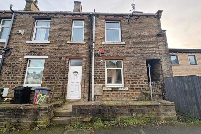 3 Bedroom End Of Terrace House To Rent In Longwood Road, Huddersfield, HD3