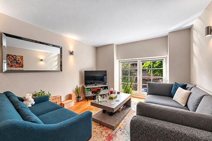 2 Bedroom Flat For Sale In Enfield Road, Hackney, London, N1