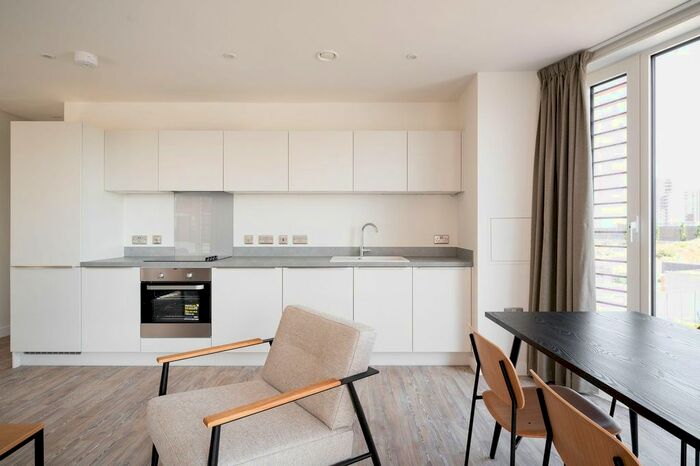 2 Bedroom Flat To Rent In Gillingham Gate Road, Chatham, ME4