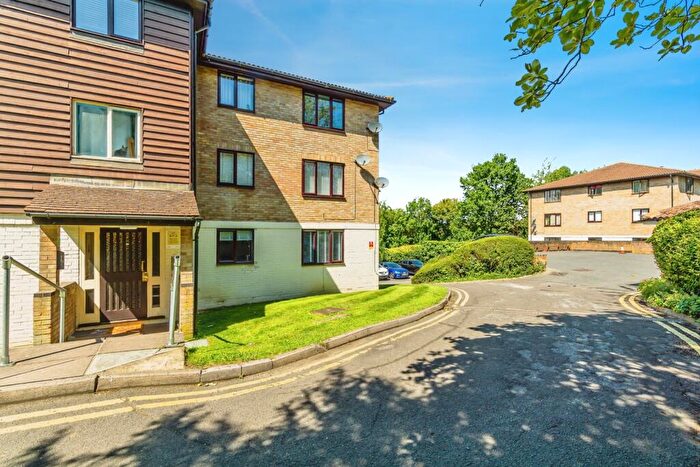 1 Bedroom Flat For Sale In Fairbairn Close, Purley, CR8