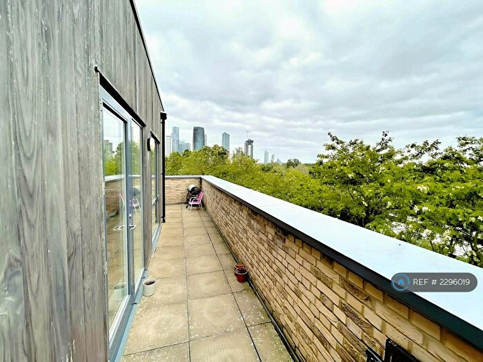 2 Bedroom Flat To Rent In Duckham Court, London, E14