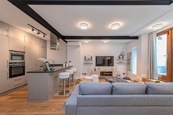 3 Bedroom Flat To Rent In Gloucester Place, London, W1U