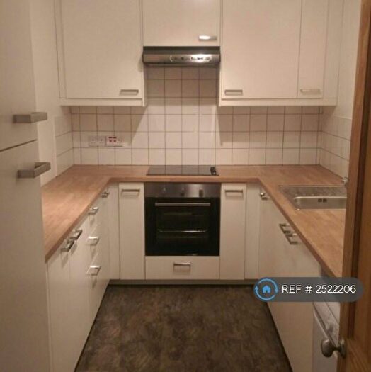 2 Bedroom Flat To Rent In Station Road, Addlestone, KT15