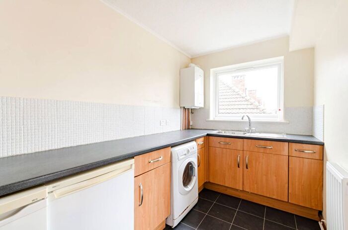 2 Bedroom Flat To Rent In Berrylands, Surbiton, KT5